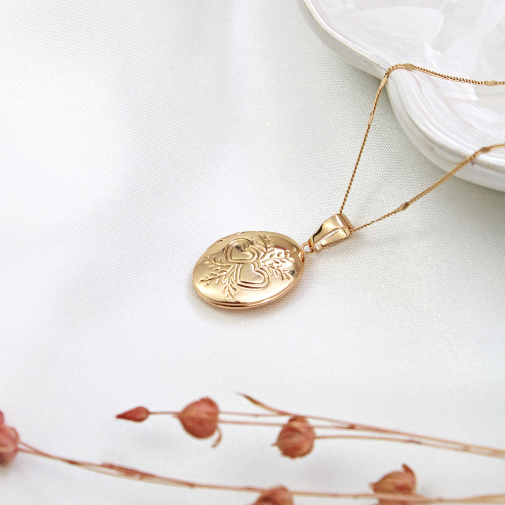 collar relicario oval dorado con grabado de corazones, collar dorado, collar para poner fotos dorado, collar de oro