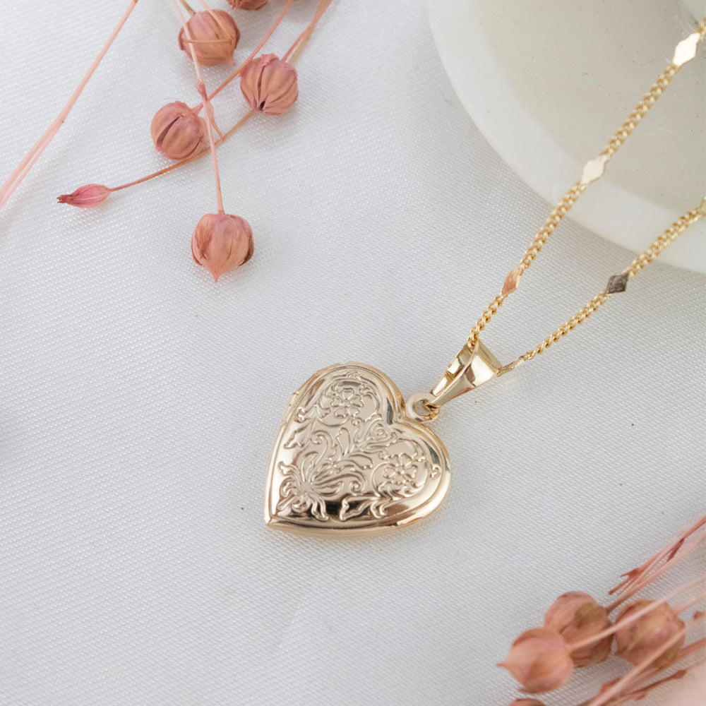 collar relicario dorado de corazon con grabado de flores, collar para colocar fotos, collar de corazon, collar dorado de corazon