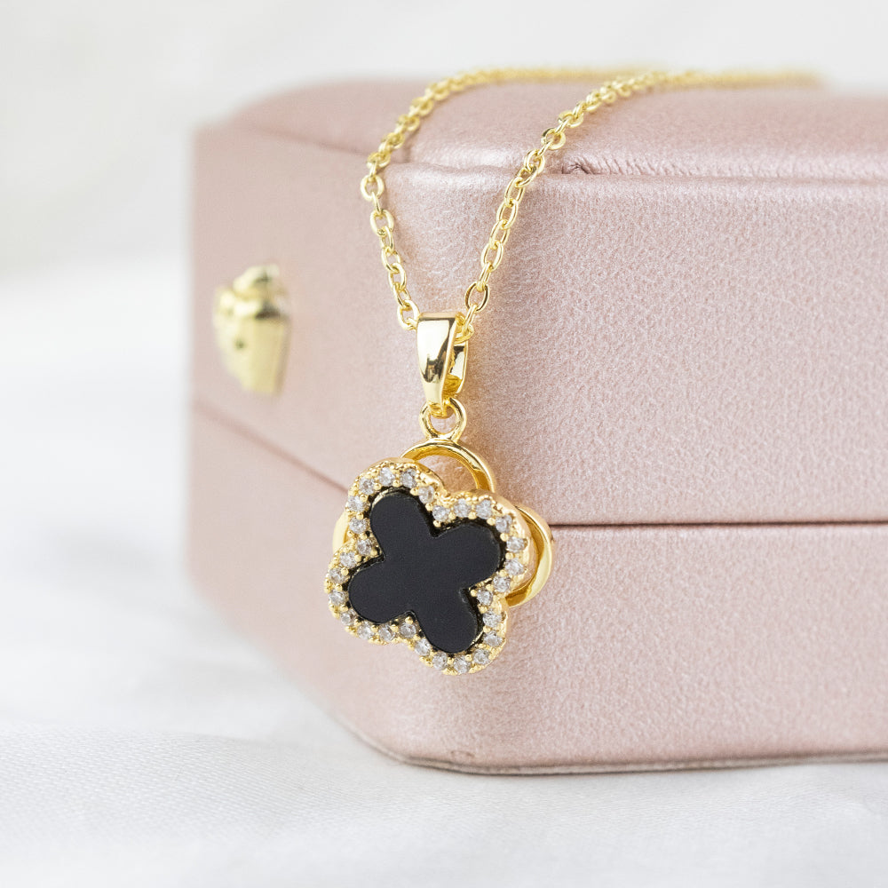 Collar dorado con dije de trébol color negro giratorio con circones o piedras cristal. Collar antiestrés, collar anti ansiedad.