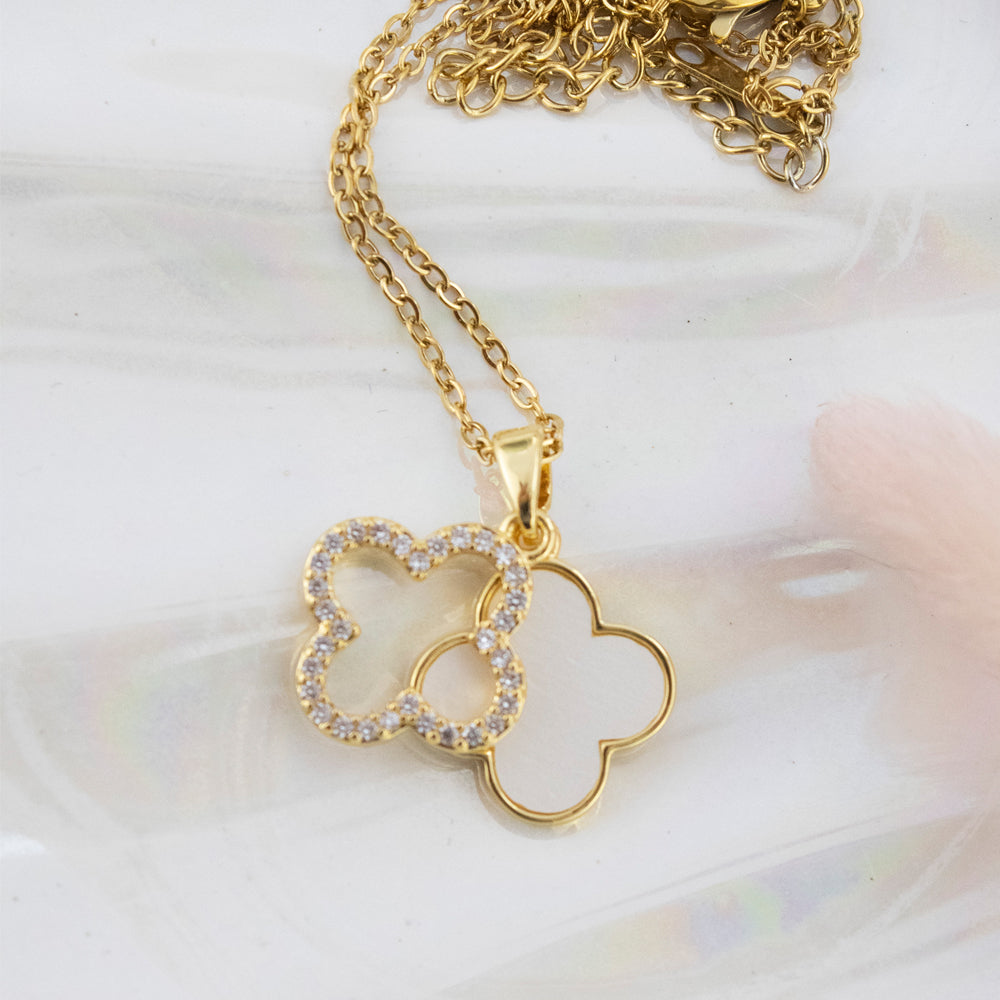 collar en tendencia, collar de trebol blanco con doble dije de piedras, collar con colgante de tréboles, collar dorado de treboles, collar dorado con doble dije