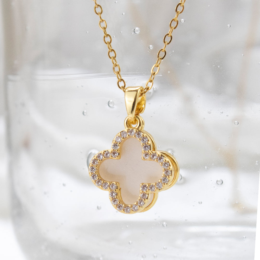 collar en tendencia, collar de trebol blanco con doble dije de piedras, collar con colgante de tréboles, collar dorado de treboles, collar dorado con doble dije
