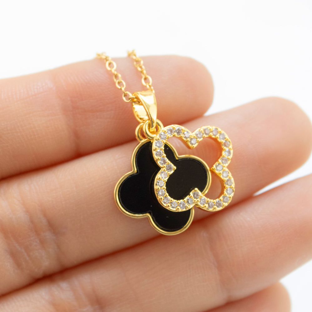 collar en tendencia, collar de trebol negro con doble dije de piedras, collar con colgante de tréboles, collar dorado de treboles, collar dorado con doble dije