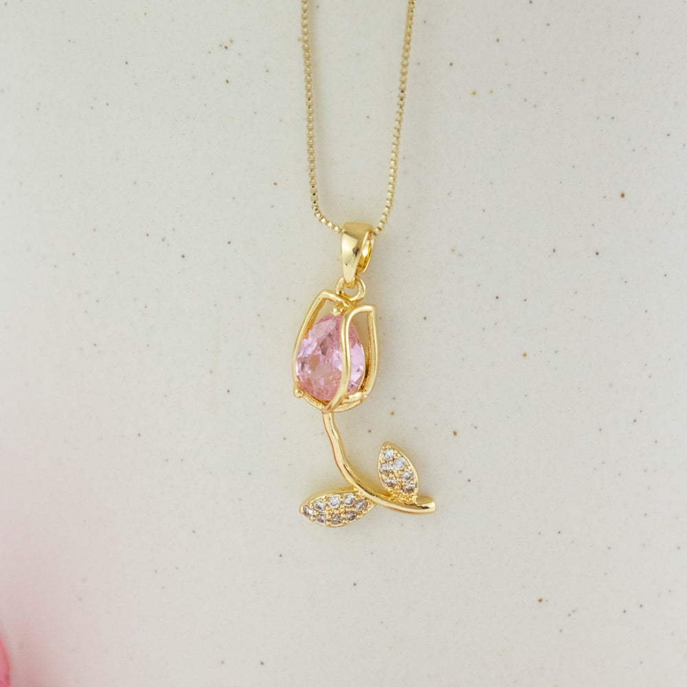 collar dorado de flor, collar dorado de tulipan, collar de tulipan con piedras, collar con colgante de flor, collar con colgante de tulipan, collar de tulipan con piedra rosada, collar de flor con piedra rosada