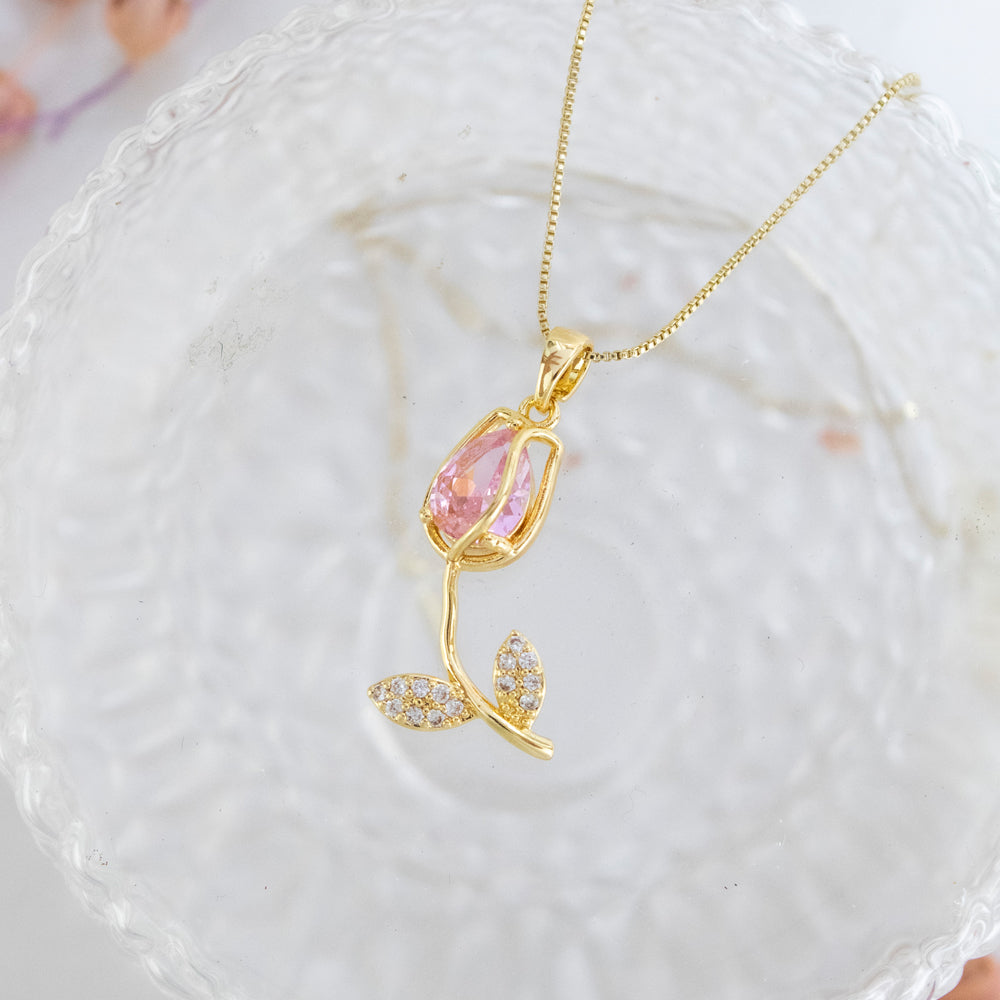 collar dorado de flor, collar dorado de tulipan, collar de tulipan con piedras, collar con colgante de flor, collar con colgante de tulipan, collar de tulipan con piedra rosada, collar de flor con piedra rosada