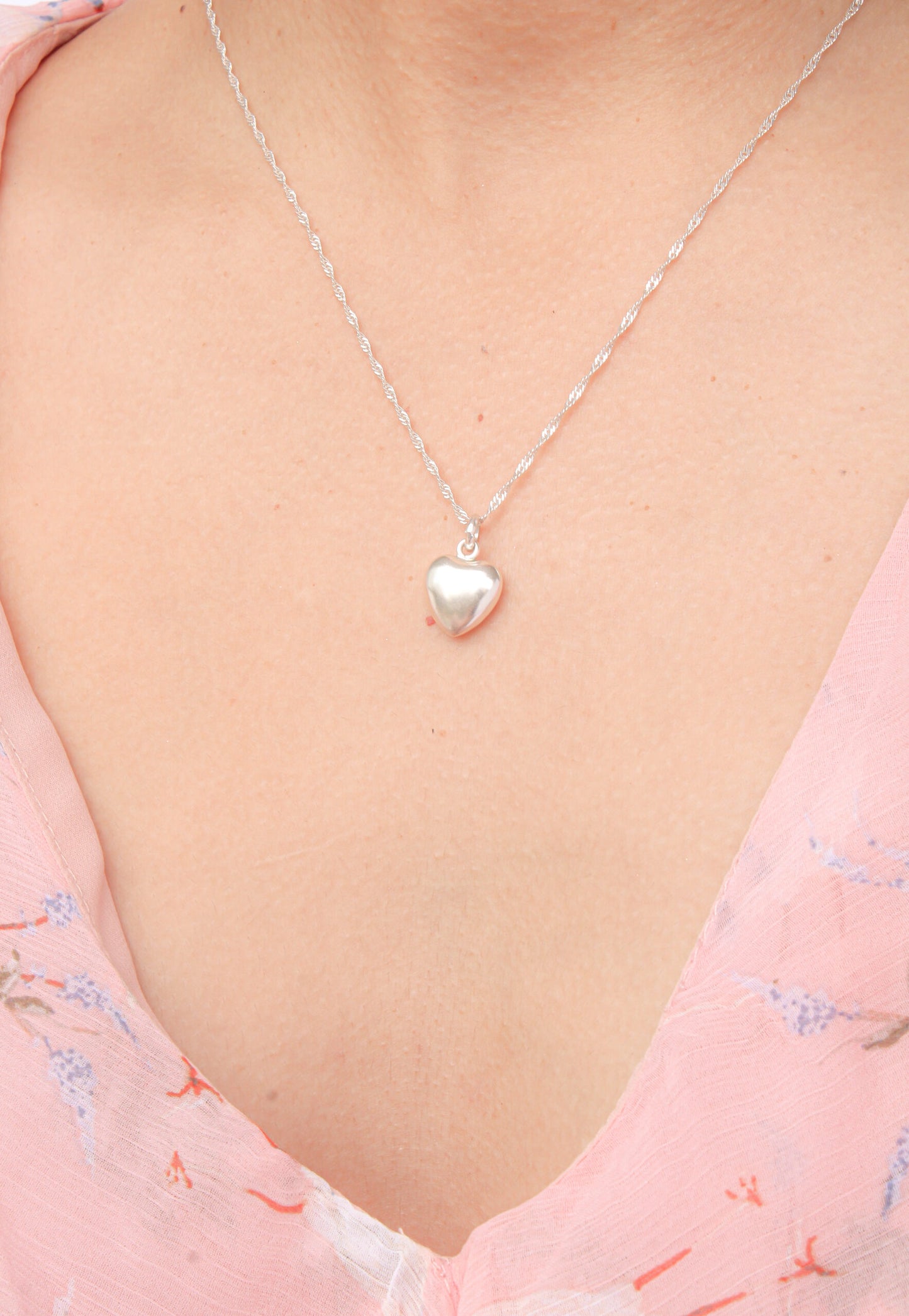 collar con dije de corazon, collar plateado con corazon, collar con colgante de corazon, collar de plata