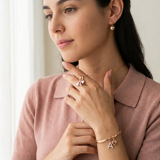 Mujer usando el Set Inicial en oro rosa de Cleo Joyas: collar, pulsera y aretes con inicial
