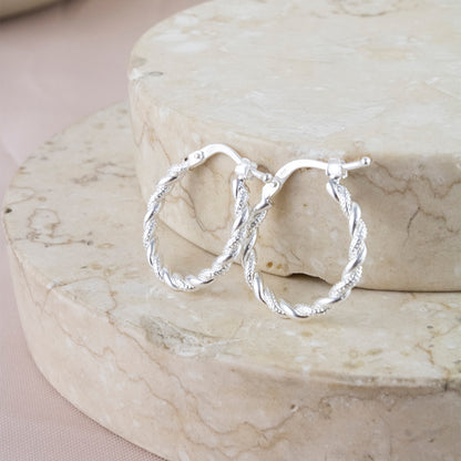 Argolla Hoop Trenzada con diseño Plata