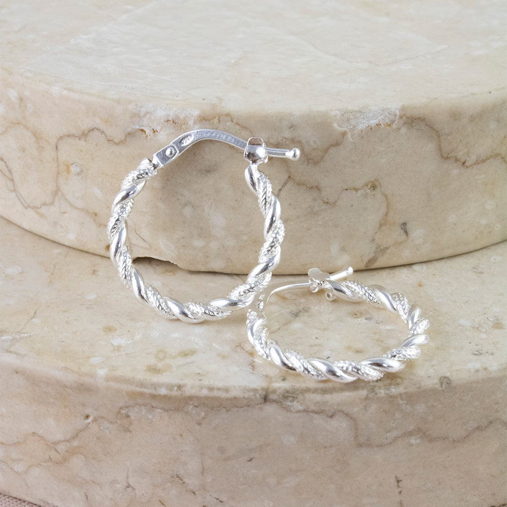 Argolla Hoop Trenzada con diseño Plata