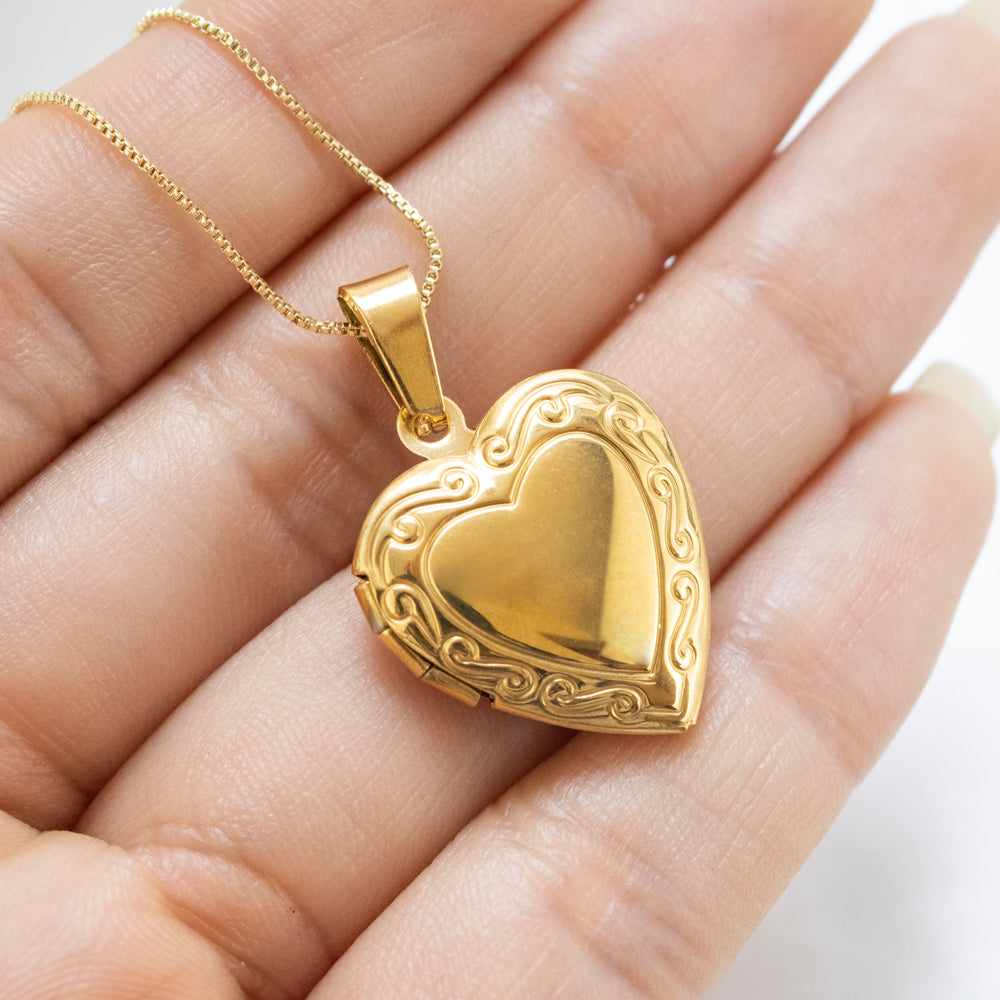 Collar Relicario Corazón Labrado Dorado Acero