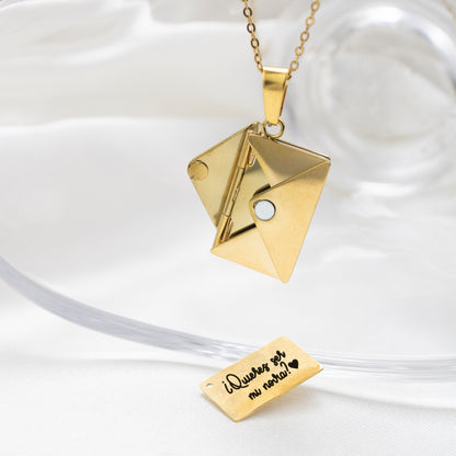 collar de carta dorado, collar con dije de carta dorado, collar dorado para colocar frase