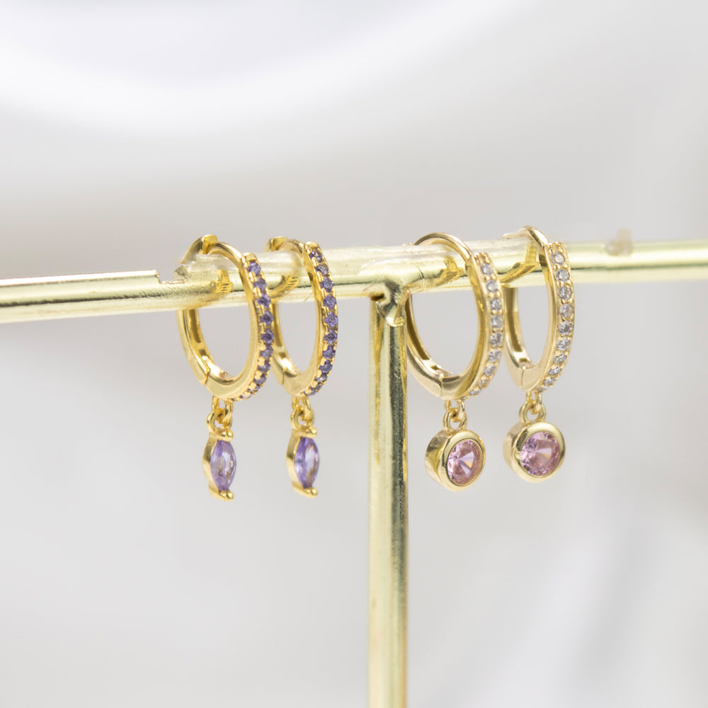 argollas o pendientes morados o lilas dorados