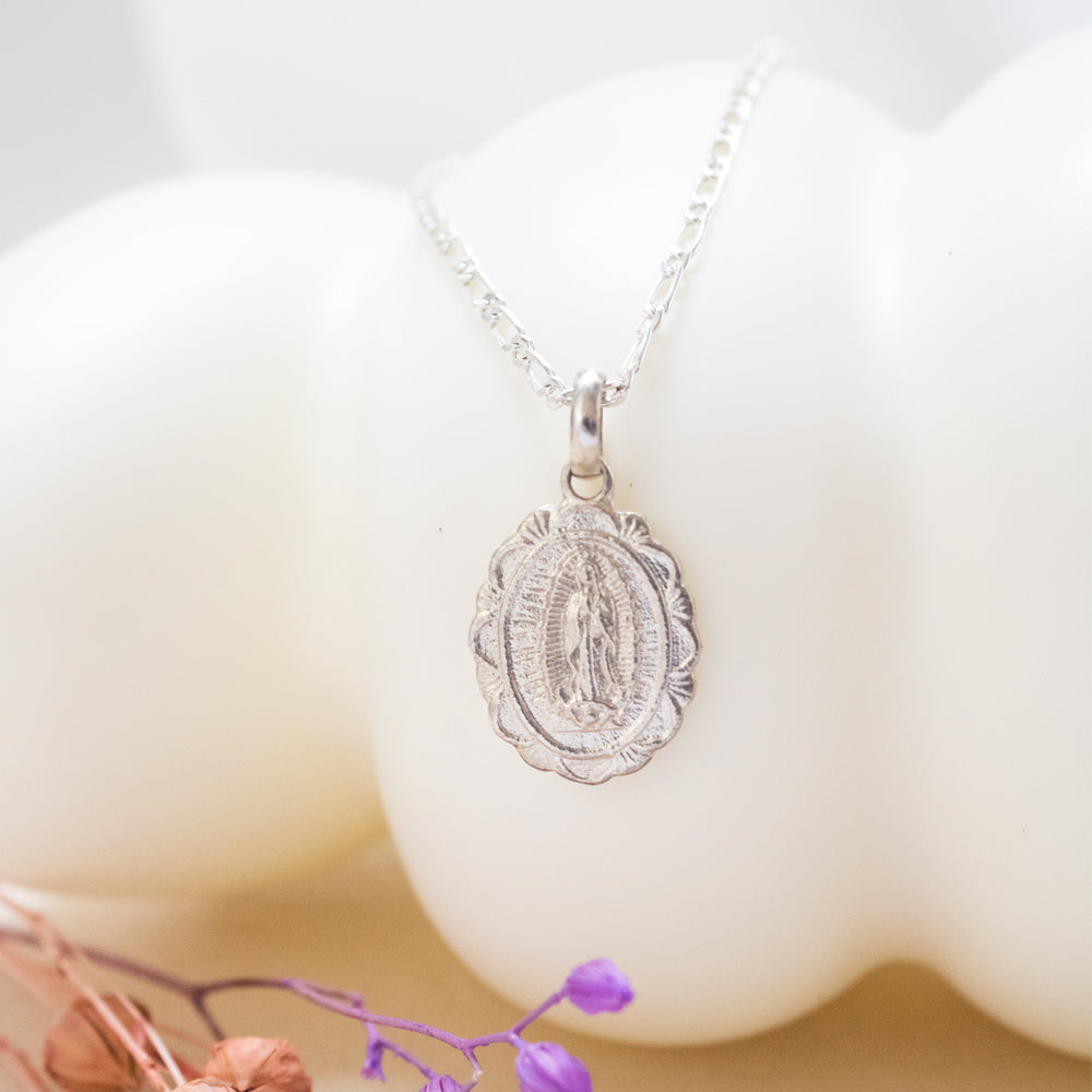 collar de virgen de guadalupe plateado plata, collar de virgen, collar religioso de virgen, collar de virgen con cadena.