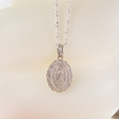 collar de virgen de guadalupe plateado plata, collar de virgen, collar religioso de virgen, collar de virgen con cadena.