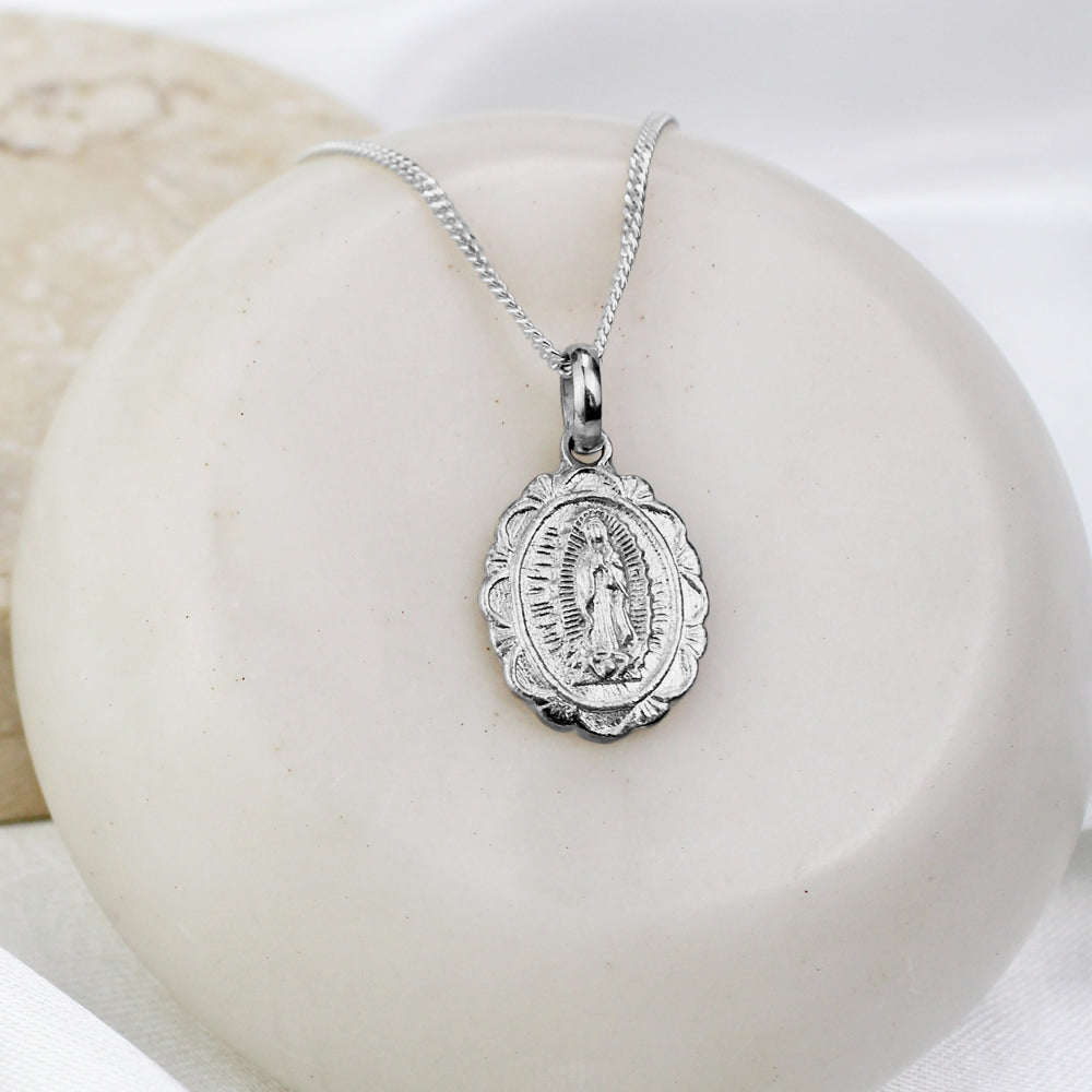 collar de virgen de guadalupe plateado plata, collar de virgen, collar religioso de virgen, collar de virgen con cadena.