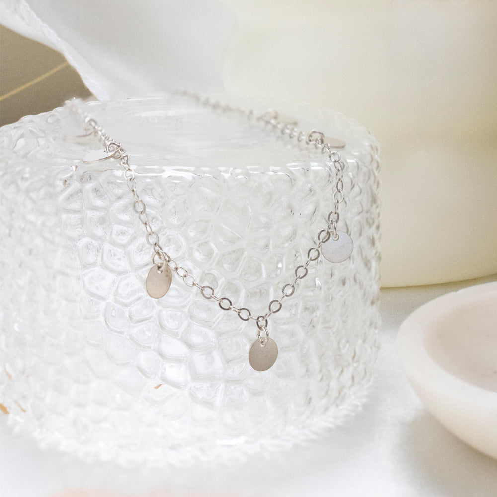 collar plateado con dijes circulares, collar boho, collar plateado con circulos