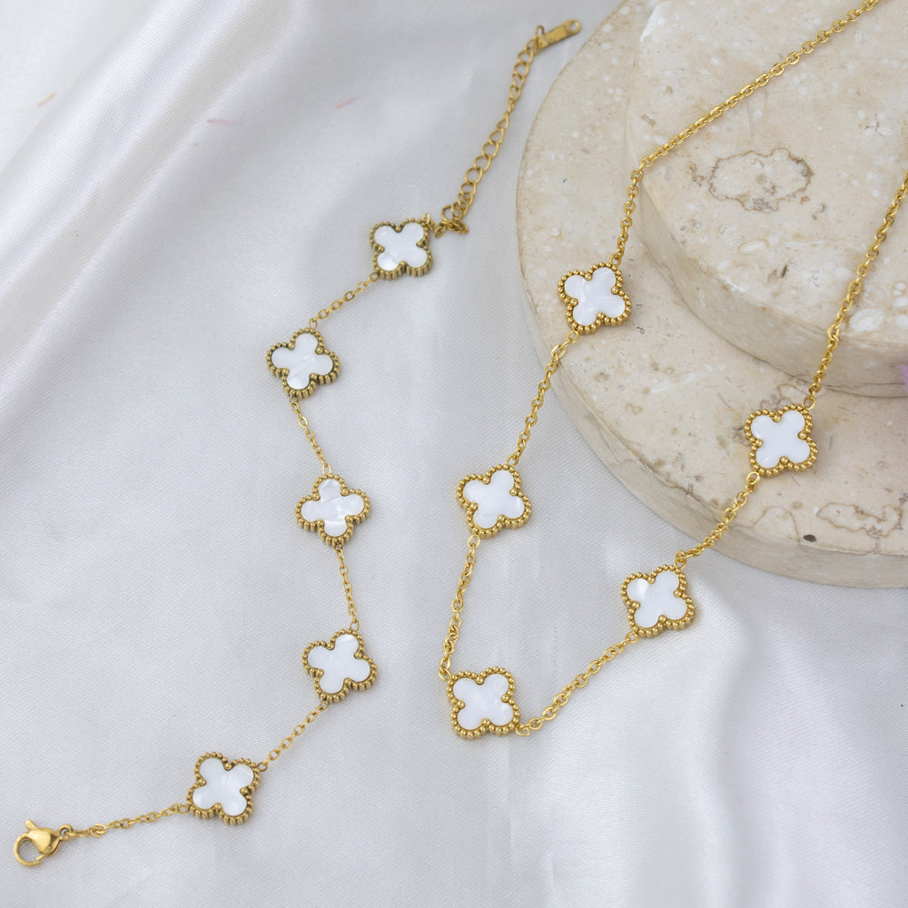 Collar y pulsera de tréboles blancos o nacarados en tendencia en tono dorado