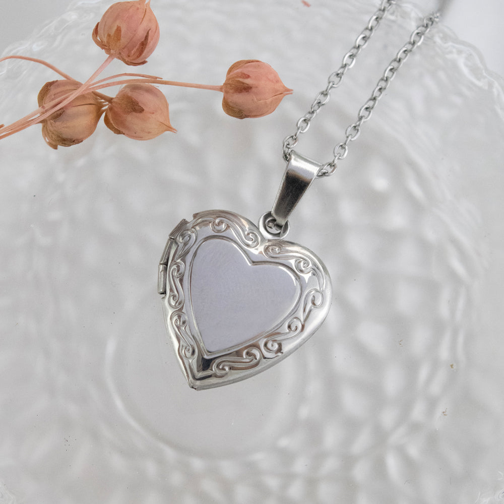 Collar Relicario Corazón Labrado Plateado