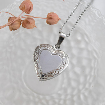 Collar Relicario Corazón Labrado Plateado