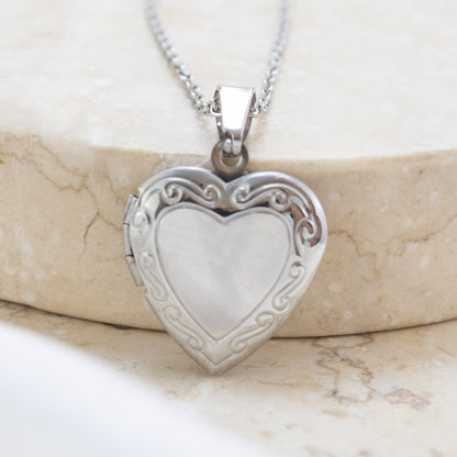 Collar Relicario Corazón Labrado Plateado