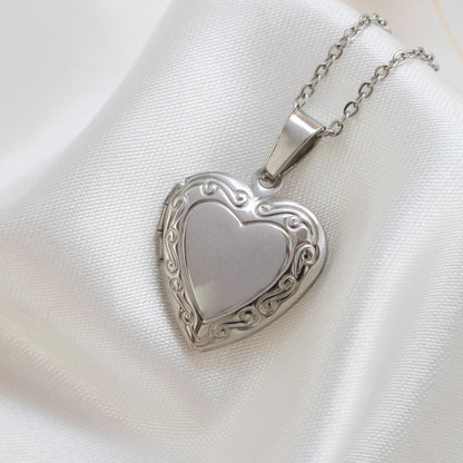Collar Relicario Corazón Labrado Plateado