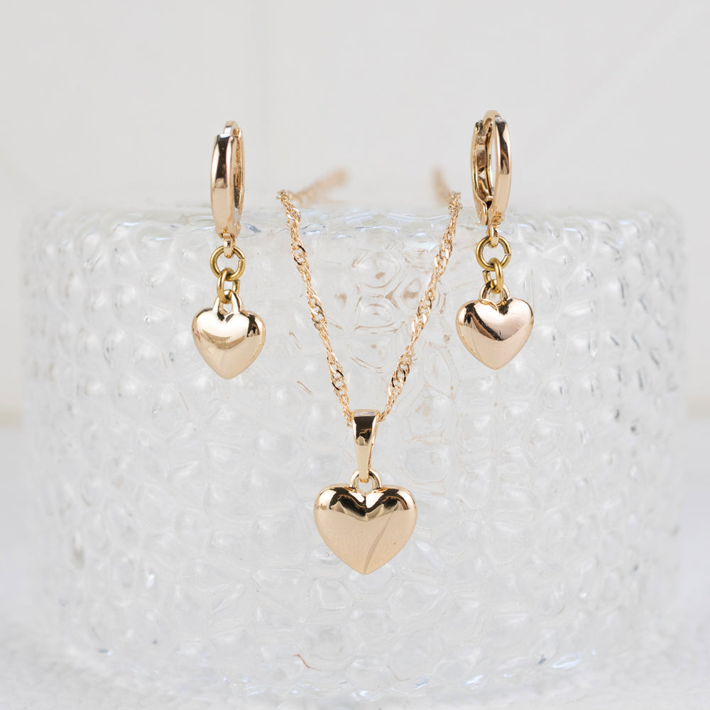 Set de collar corazón más aretes corazón en tono dorado 
