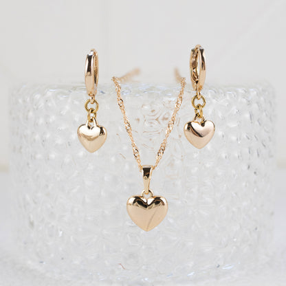 Set de collar corazón más aretes corazón en tono dorado 