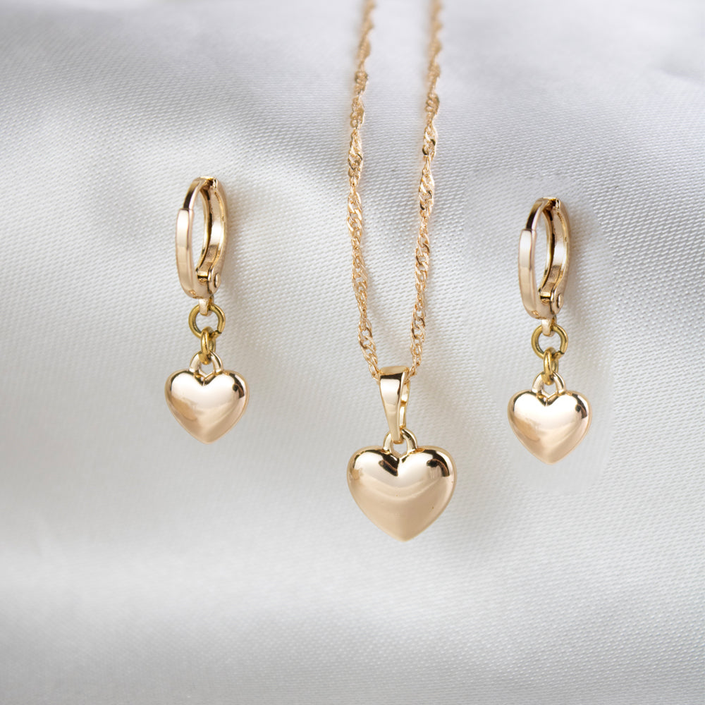 Set de collar corazón más aretes corazón en tono dorado 